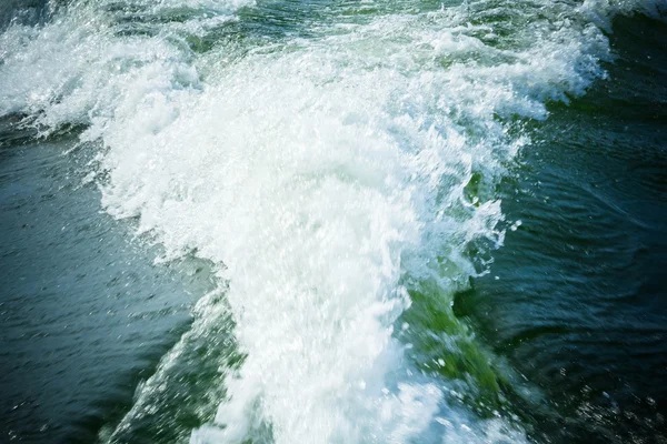 Caminar sobre el agua en el barco . — Foto de Stock