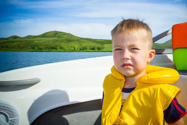 Viaje de los niños en el agua en el barco — Foto de Stock