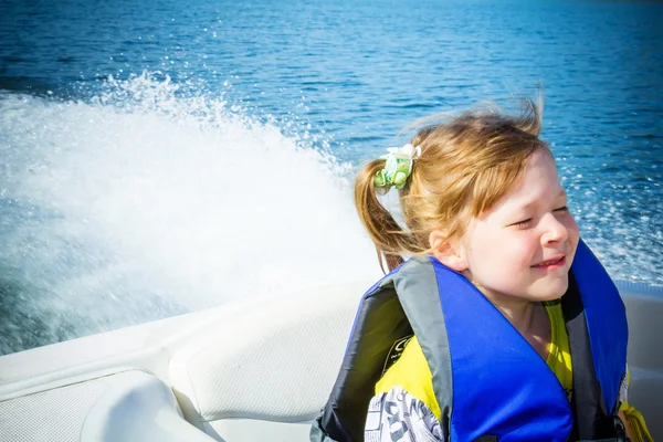 Reizen van kinderen op het water in de boot — Stockfoto