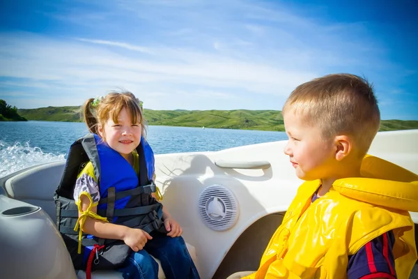 Reizen van kinderen op het water in de boot — Stockfoto