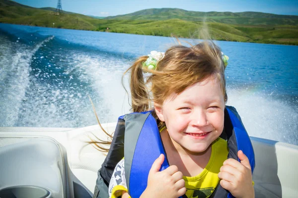 Viaggio dei bambini sull'acqua in barca — Foto Stock