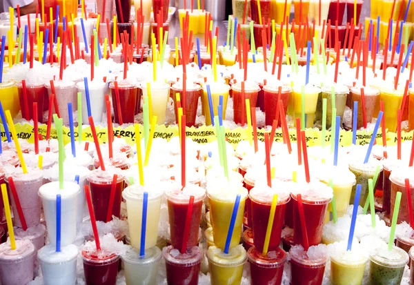 Färgglada fruktjuicer i la boqueria, marknadsföra barcelona — Stockfoto