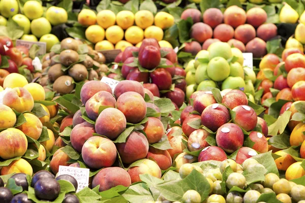 Broskev a apple na trhu, v la boqueria — Stock fotografie