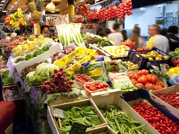 Mercado de frutas, en La Boquería, mercado Barcelona — Foto de Stock