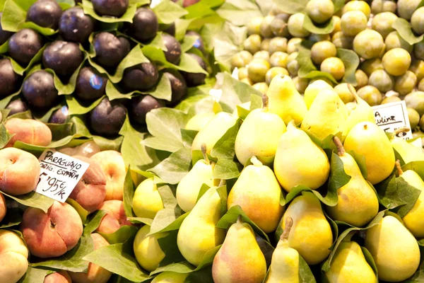 Mercado de frutas, em La Boqueria, mercado Barcelona — Fotografia de Stock