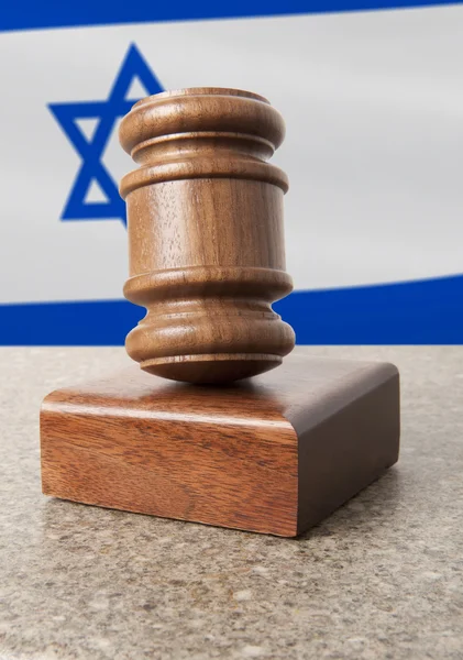 小槌とイスラエル共和国の旗 — ストック写真
