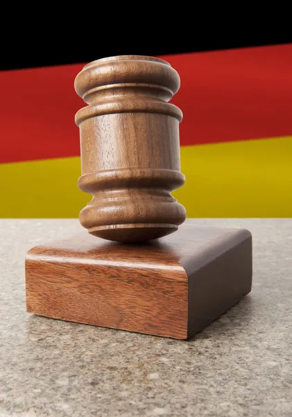 Σφυρί και τη σημαία της Γερμανίας — Φωτογραφία Αρχείου