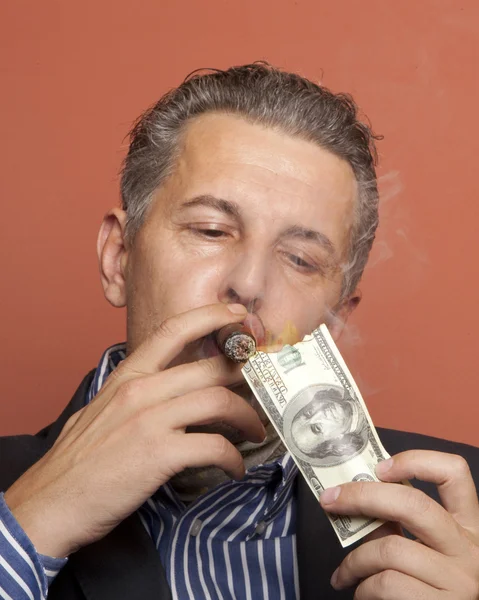 Man lighting his cigar with 100 dollars banknote — Stock Photo, Image