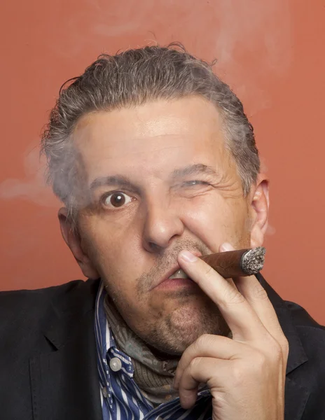 男人穿西装流氓风格吸烟的雪茄 — 图库照片