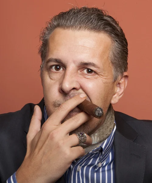 Uomo vestito in stile gangster fumare sigaro — Foto Stock
