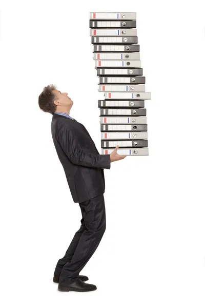 Empresário frustrado olhando para pilha de pastas de arquivos — Fotografia de Stock