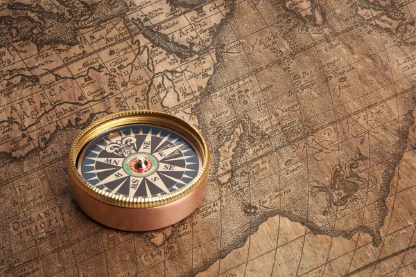 Ročník kompas a starých map — Stock fotografie