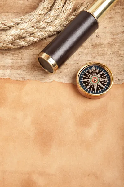 Messingteleskop og kompass – stockfoto