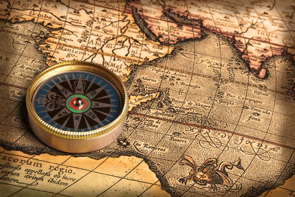 Старовинний компас і стара карта — стокове фото