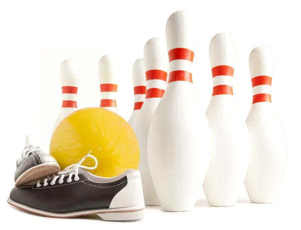 Ball, Bowlingschuhe und Bowlingnadel — Stockfoto