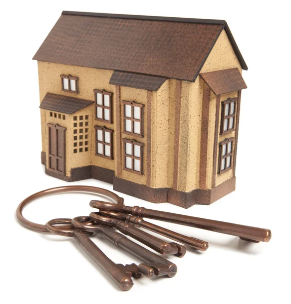 Bronze chave e modelo de casa — Fotografia de Stock