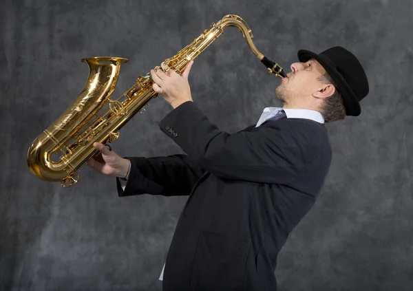 Саксофонист — стоковое фото