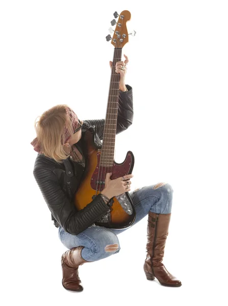 Kobieta gra na gitarze — Zdjęcie stockowe