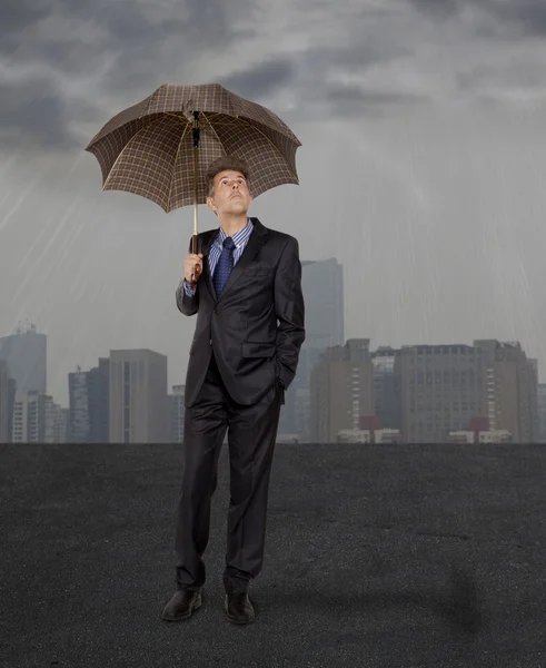 Uomo d'affari con ombrello — Foto Stock