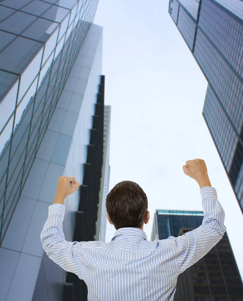 Podnikatel při pohledu na mrakodrap — Stock fotografie