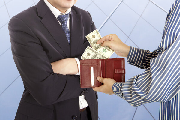 Давая взятку
