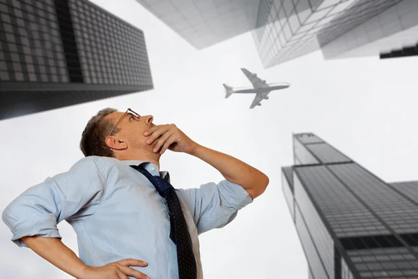 Businessman looking at a skyscraper — Stock Photo, Image