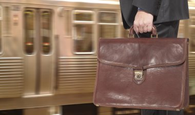 işadamı bir tren istasyonu