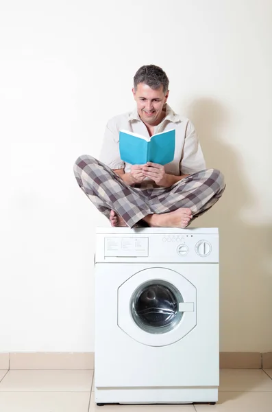 Homens e máquina de lavar roupa — Fotografia de Stock