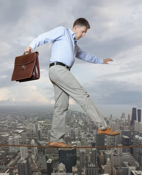 Empresario manteniendo su equilibrio — Foto de Stock