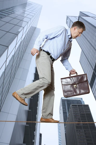 Geschäftsmann hält sein Gleichgewicht — Stockfoto