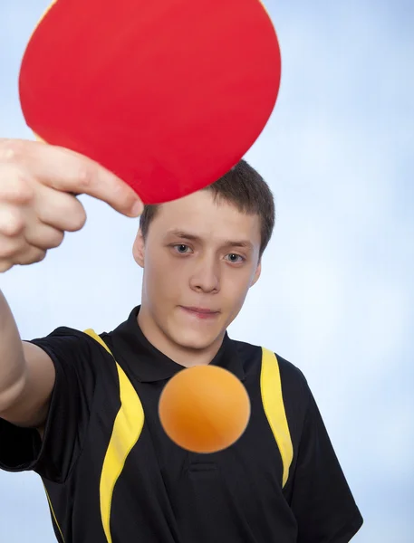 Uomo che gioca a ping pong — Foto Stock