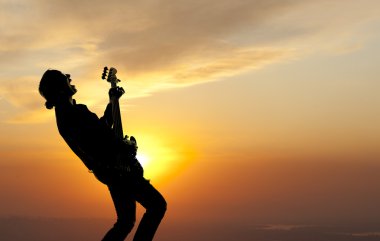 Gitar çalan kadın