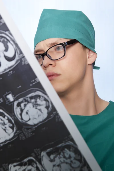 El médico examina el cerebro humano de rayos X —  Fotos de Stock