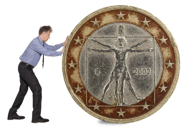Бизнесмен толкает монету евро — стоковое фото