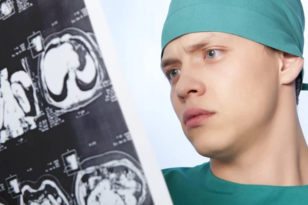 Doctor examines X-ray human brain — Stock Photo, Image