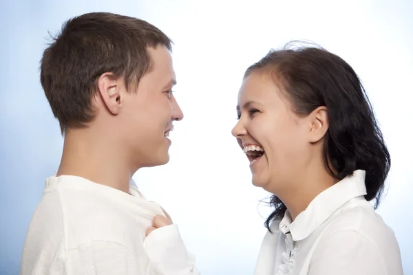 Vackra kärleksfulla paret leende — Stockfoto