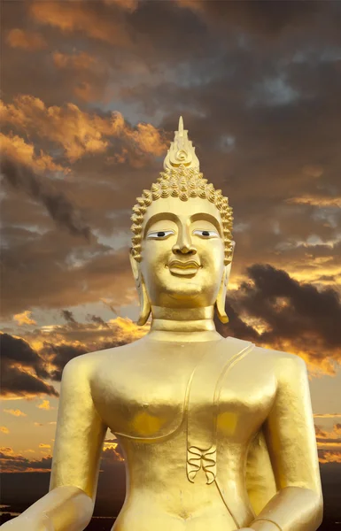 Estátua de buda dourada — Fotografia de Stock