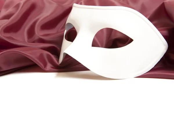Máscara teatral branca e tecido de seda — Fotografia de Stock