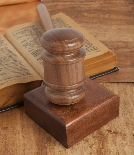 Wooden gavel and books — Stock Photo, Image