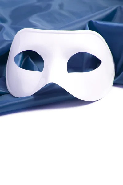 白い演劇マスクとシルク生地 — ストック写真