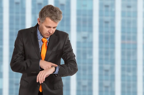 Hombre de negocios mirando su reloj de pulsera —  Fotos de Stock