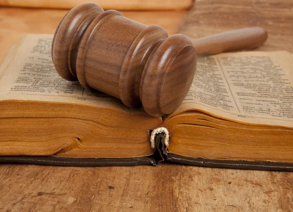 Wooden gavel and books — Stock Photo, Image