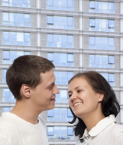 Fiatal pár ölelkezik — Stock Fotó
