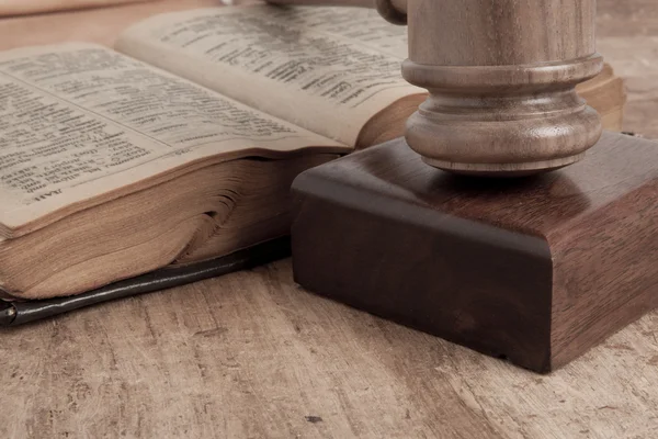 Martillo de madera y libros — Foto de Stock