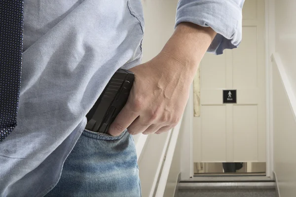 Bodyguard with gun protects client — Stock Photo, Image