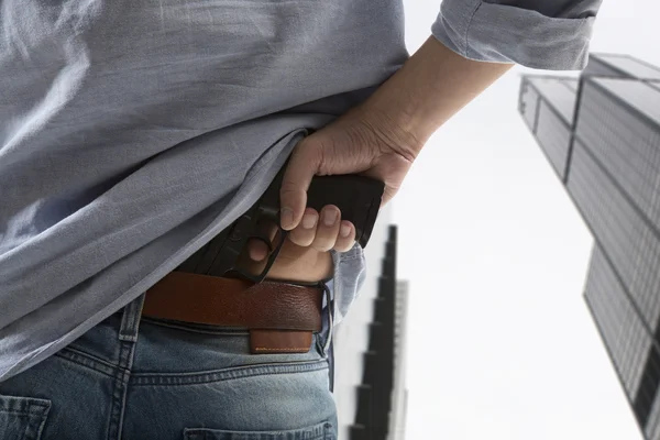 Hombre sosteniendo pistola —  Fotos de Stock