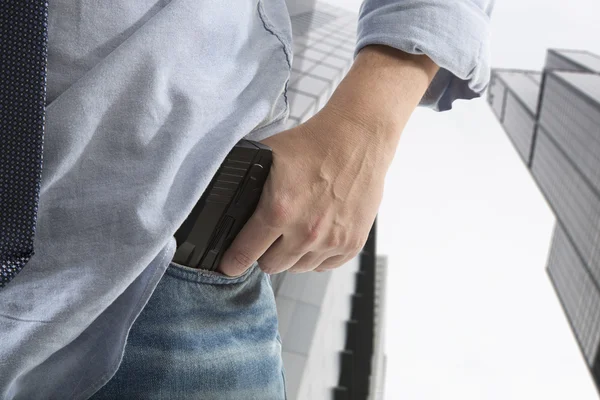 Homem segurando arma — Fotografia de Stock