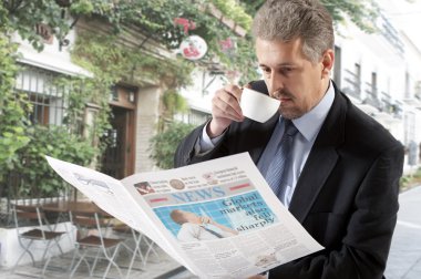 İş adamı gazete okuyor.