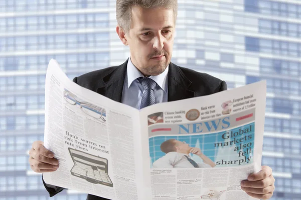 Homem de negócios lendo um jornal — Fotografia de Stock