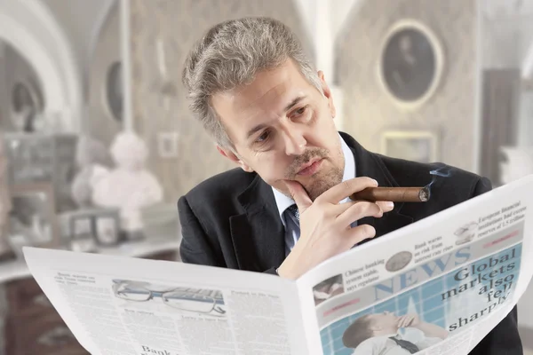 Biznesmen czytanie newspape — Zdjęcie stockowe